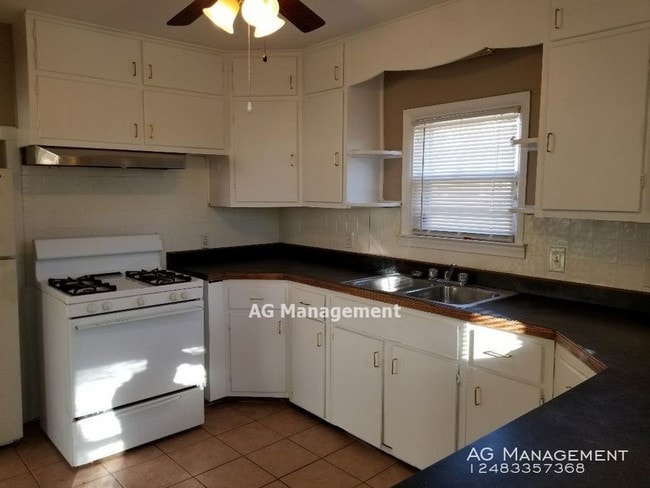 Building Photo - 22 Elwood St. - Pontiac 3Bed/1Bath