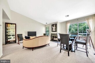 Building Photo - 302 Trinity Ct