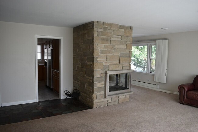 Building Photo - 942 Raleigh Rd