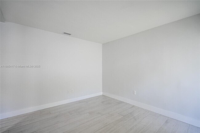 Foto del edificio - 465 NE 59th St
