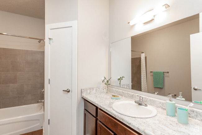 1BR, 1BA - A2/732 SF - Bathroom - Sixty610 Stone Creek