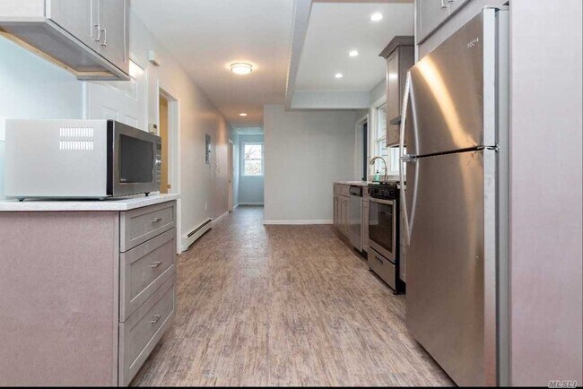 Foto del edificio - 76-12 166th St