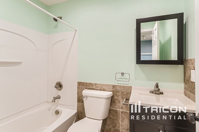 Foto del edificio - 9348 Golden Pond Ln N