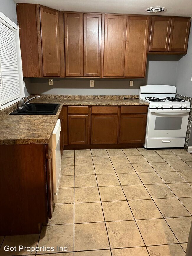 Building Photo - 3 br, 1 bath House - 332 Gage Dr