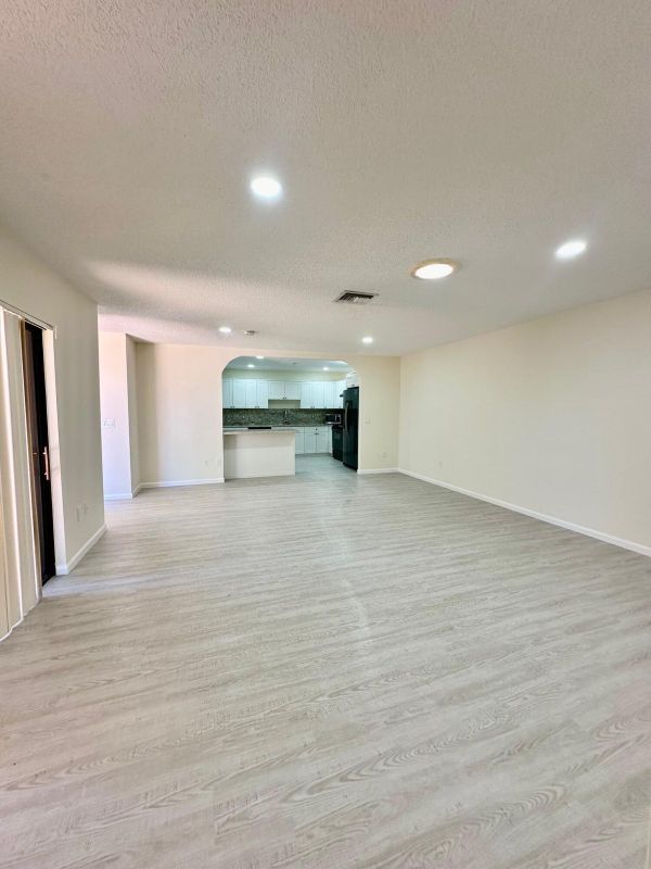 Foto del edificio - 8076 Ambach Way