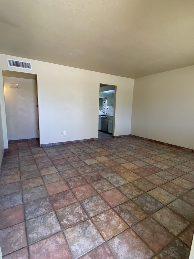 Living Room - 1000 Glendale Dr