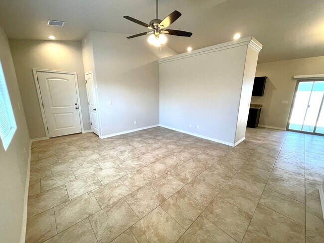 Foto del edificio - Centrally Located 3BR Home Near Airway Ave | Granite Kitchen, 2-Car Garage & Fenced Yard!