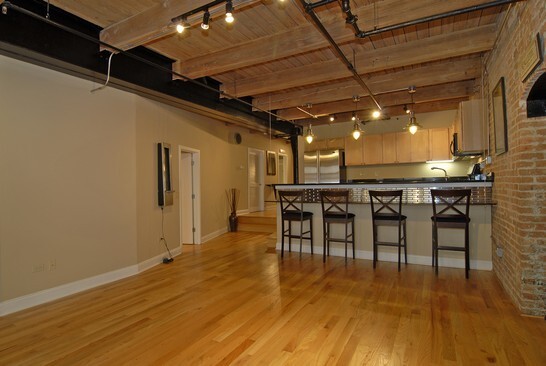 Kitchen breakfast bar - 420 W Ontario St