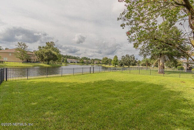 Foto del edificio - 608 Spruce Creek Rd