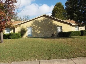 Building Photo - 2108 Sam Houston Dr