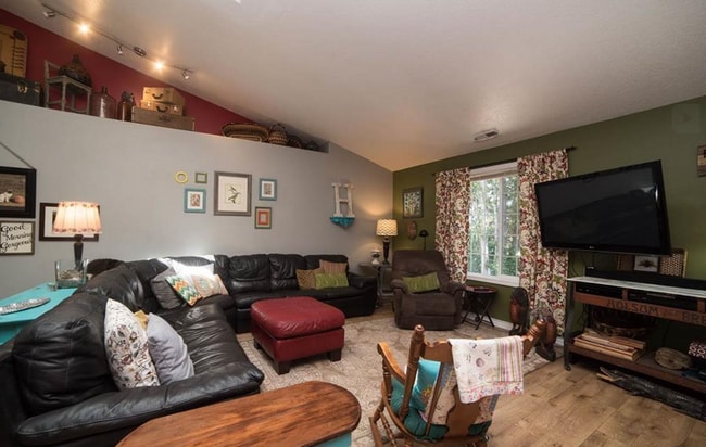 Building Photo - 3bd/2ba AVAILABLE NOW!! Spacious 3 bedroom...
