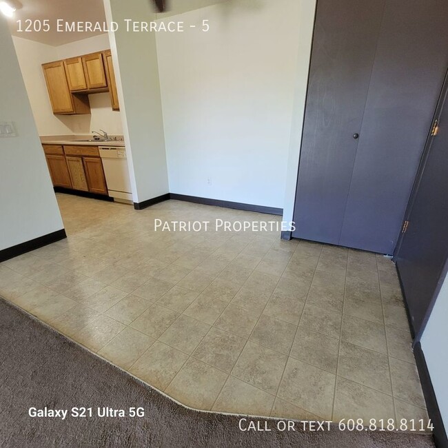 Building Photo - 1 bedroom/ 1 bath apartment in Sun Prairie...