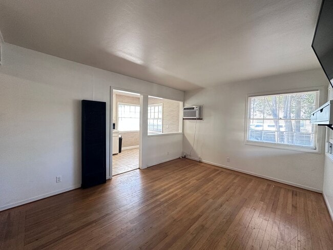 Building Photo - Cozy West Sac Cottage