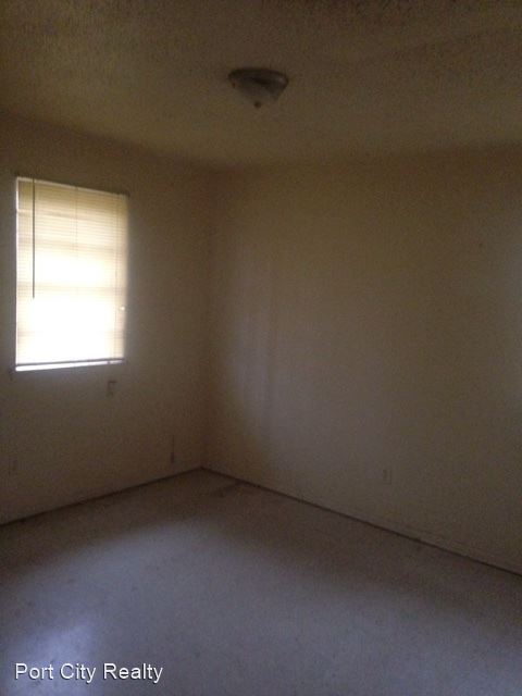 Building Photo - 3 br, 1 bath House - 741 Navaho Trail