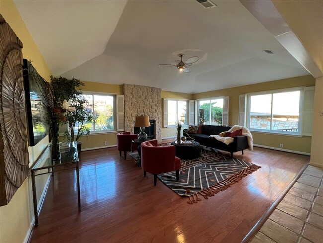 Foto del edificio - 9003 Arbor Oaks Cove