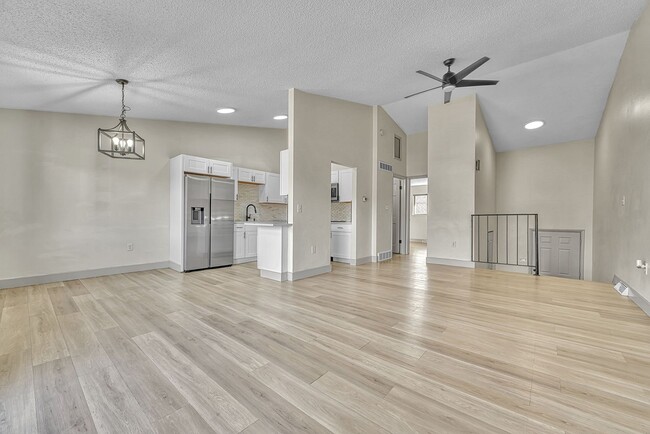Foto del edificio - Bright & Updated 3-Bedroom Townhome in Desirable Cherry Creek School District