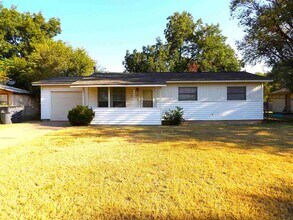 Building Photo - 403 NW Greenmeadow Dr