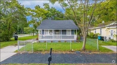 Building Photo - 1405 S Westmoreland Dr