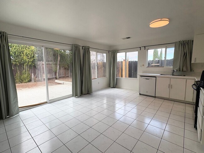 Building Photo - 3 Bedroom 2 Bath Single story home in Antioch
