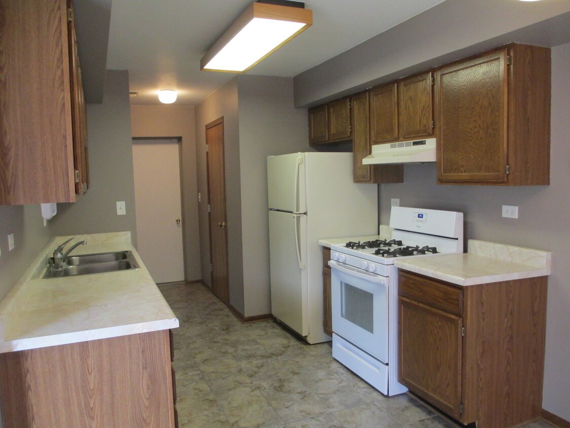 1083 Greenwood Cir, Woodstock, IL 60098 Townhome Rentals in Woodstock