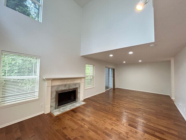 Building Photo - *Half off the second full month of rent!* Spacious Home Near Washington Square