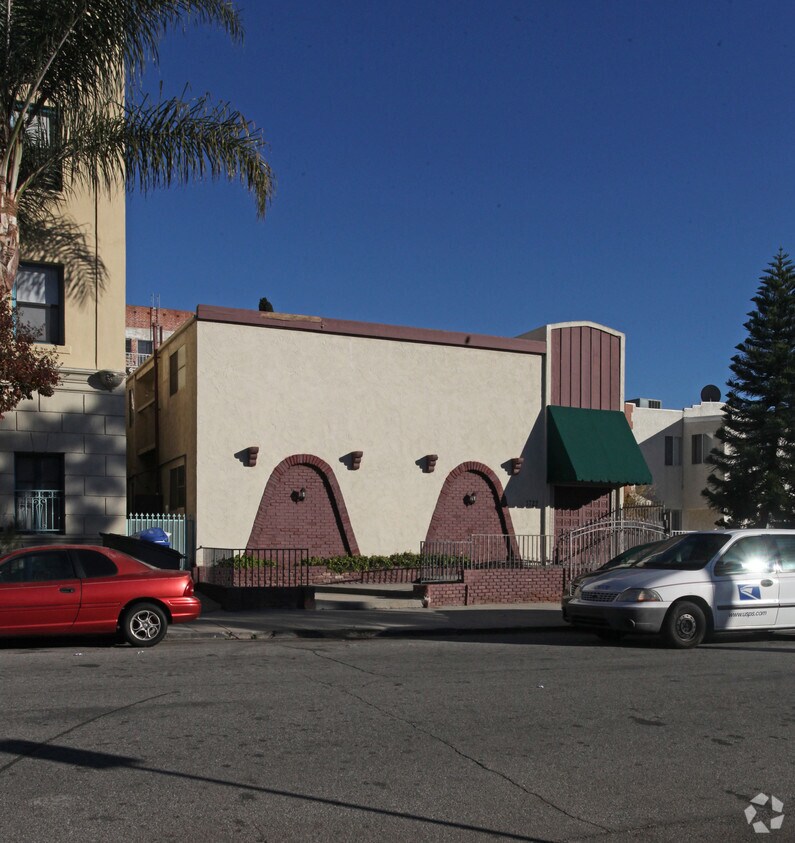 Building Photo - 1722 Kenmore Ave