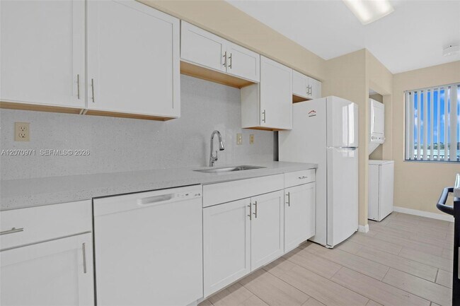 Foto del edificio - 15545 N Miami Lakeway