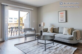 Building Photo - 900 E Hillsdale Blvd