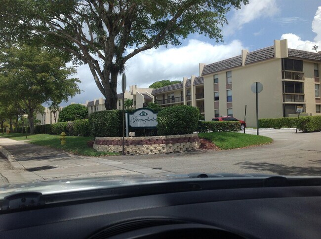 Building Photo - 8411 Forest Hills Dr