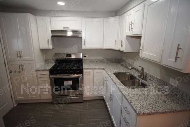 Foto del edificio - 2114 Tremont Ave