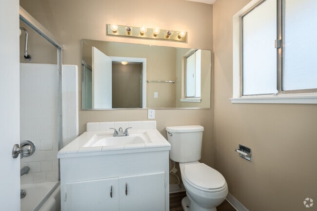 1HAB, 1BA - 700 ft² - Baño - Corabel Lane Apartments