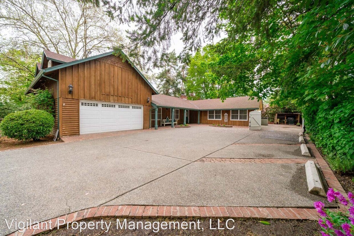 9 br, 3.5 bath House 1003 Manzanita Way House Rental in Vancouver