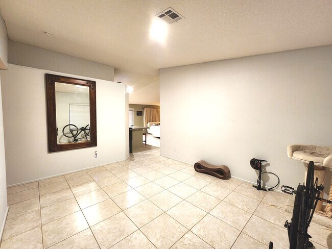 Foto del edificio - 4 bedroom, 2 bath in Ocotillo subdivision