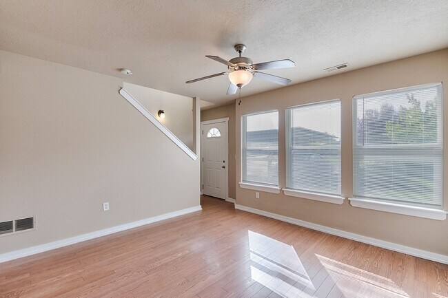 Foto del edificio - Beautiful condo in a great Boise location with a community pool and playground