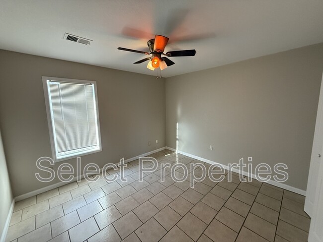 Foto del edificio - 2215 Hurst Ln