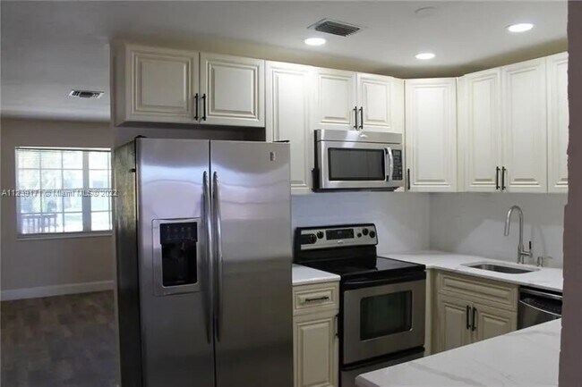 Foto del edificio - 2240 NE 37th St