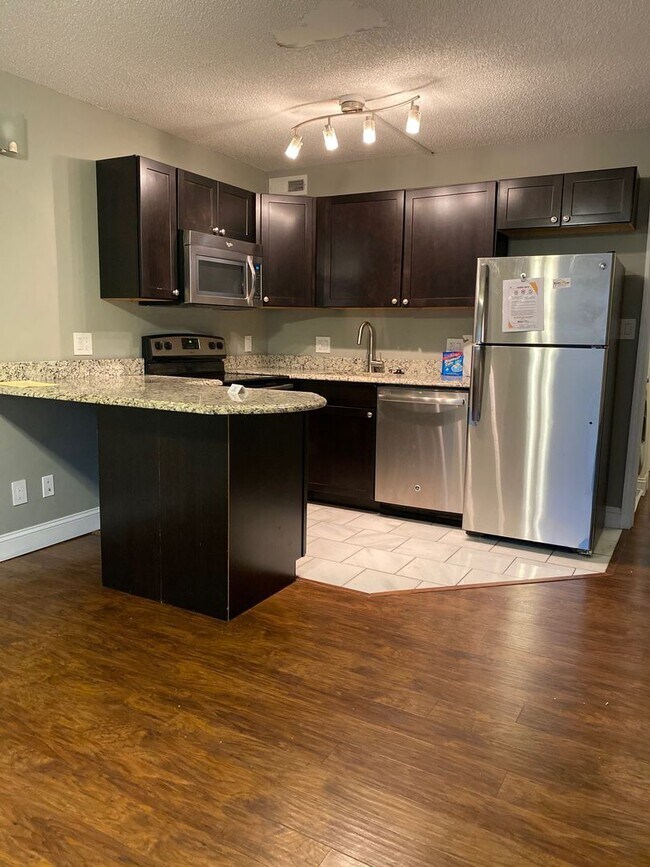 Building Photo - Updated 1BR Condo at Evian Towers | In-Uni...