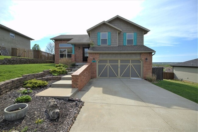 Building Photo - Charming Split Level in Ozark!
