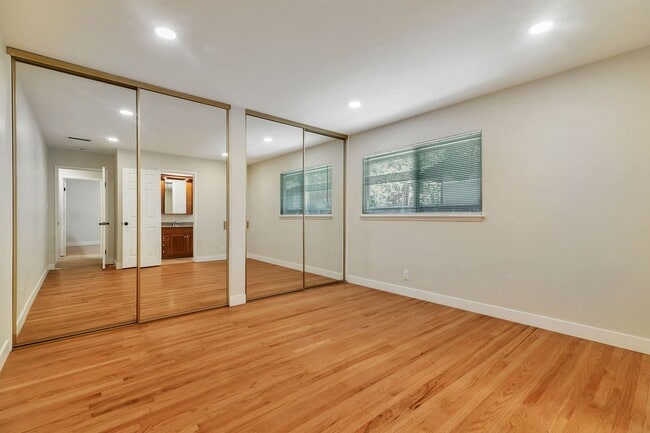 Foto del edificio - Move-In Ready Cambrian Gem – New Appliances and many upgrades!