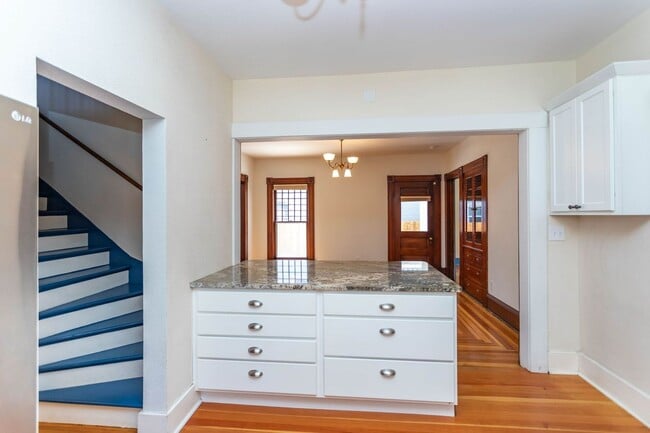 Building Photo - Stunning Home in Downtown Colorado Springs!