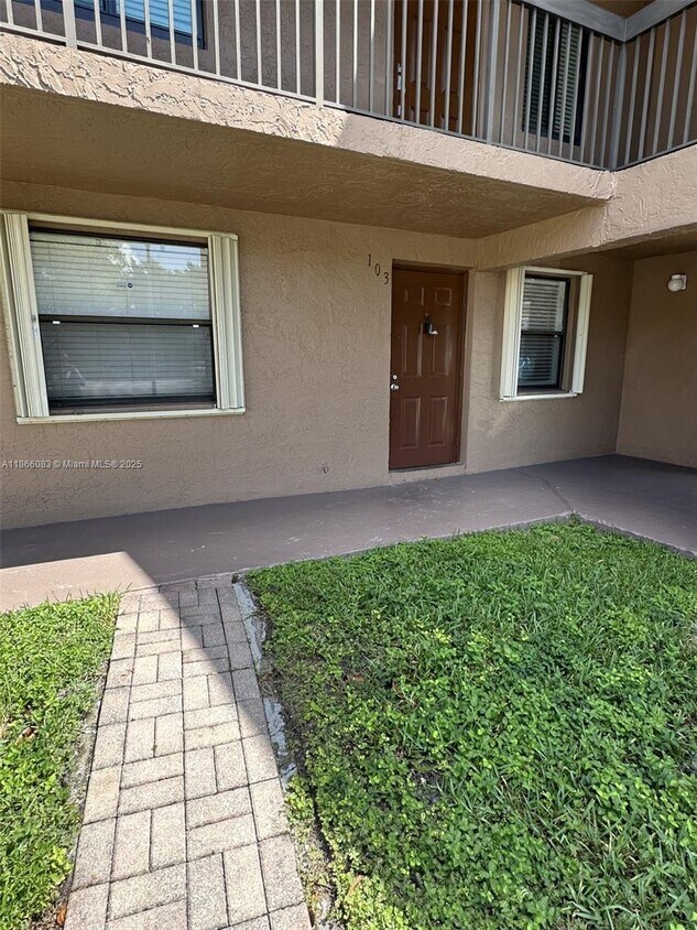 Foto principal - 10003 Winding Lake Rd