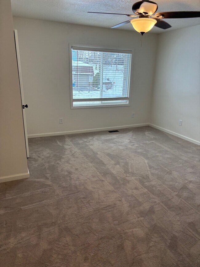 primer dormitorio - 75 Lane 265 Lake James