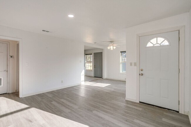 Foto del edificio - Remodeled 2 Bed 1 Bath Home Ready for New Tenants Near the River District-76114