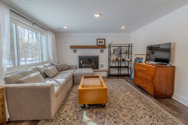 Building Photo - Quiet Cottage in the Trees