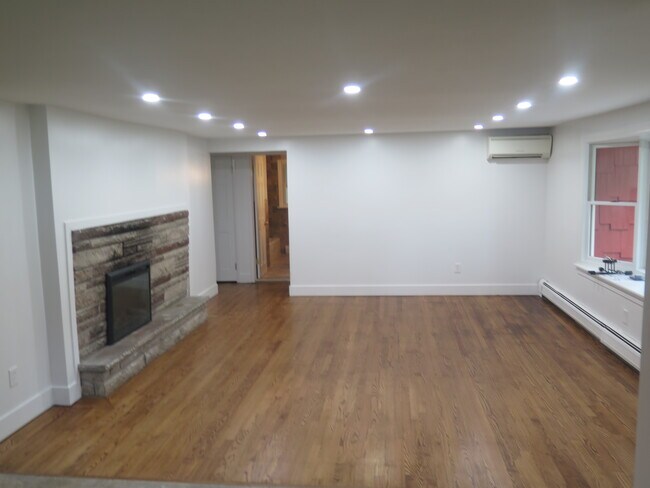 Building Photo - 10 Knapp Rd