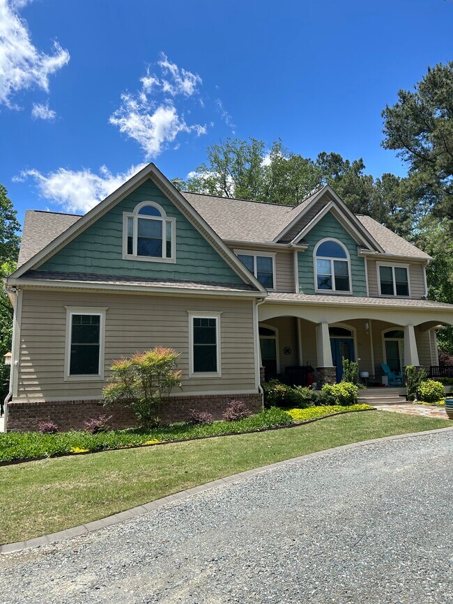 Building Photo - 145 VINCA Dr