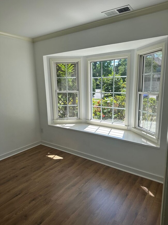Building Photo - BEAUTIFULLY RENOVATED TOWNEHOME IN WASHING...