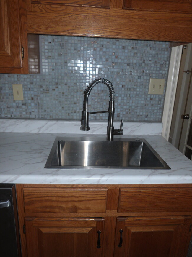 Sink - 182 S Swan St