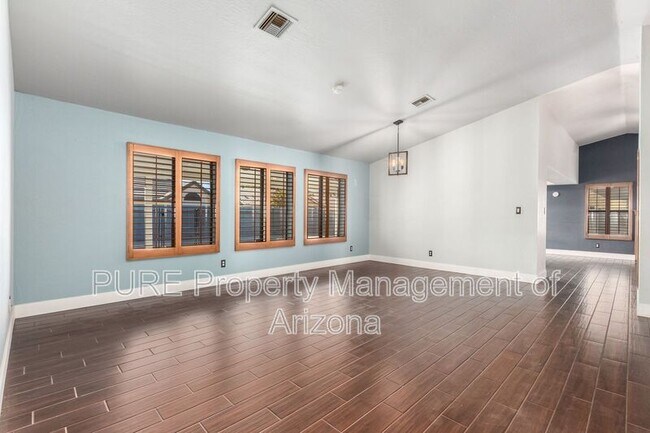 Building Photo - 3925 E Des Moines St