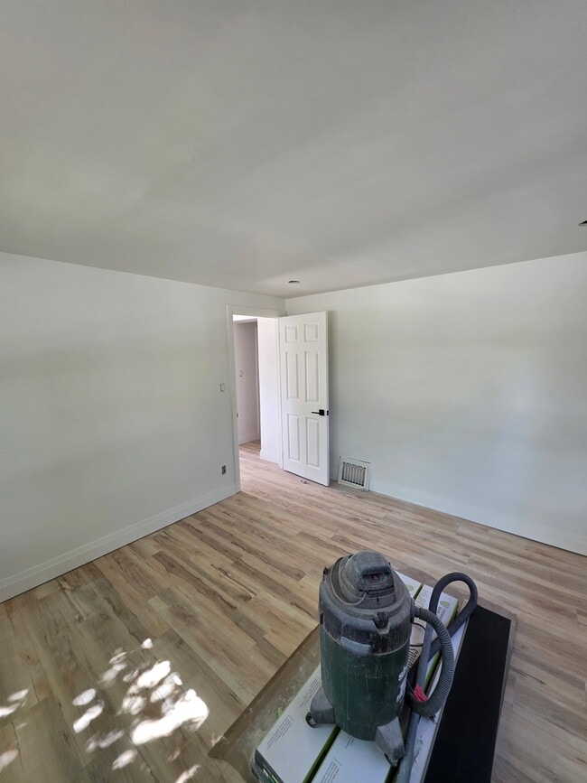 Building Photo - 567 Woolwich St